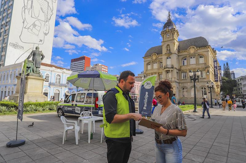 Virtual, em unidade móvel ou nas reuniões presenciais, o curitibano escolhe as prioridades em obras e serviços públicos pelo programa Fala Curitiba. - Foto: Daniel Castellano / SMCS