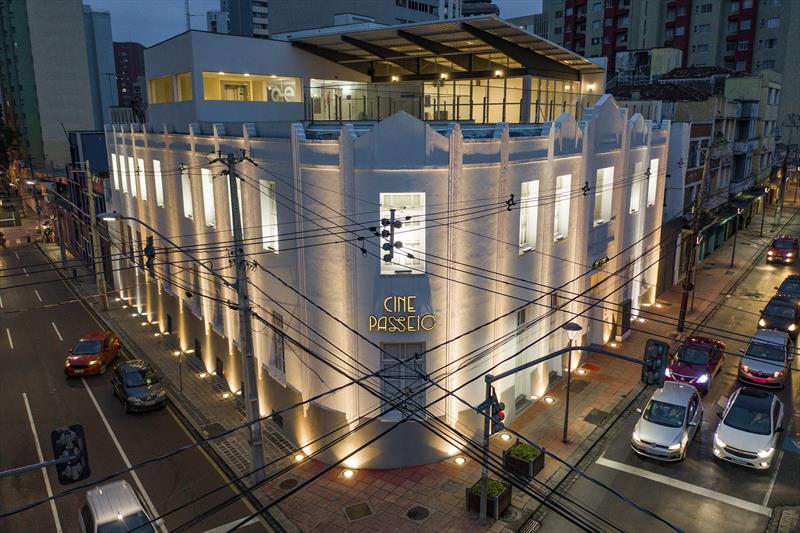 Instalado no centro de Curitiba, o moderno Cine Passeio abriga, desde 2019, duas antigas e tradicionais expressões dos chamados cinemas de rua. 
Foto: Daniel Castellano/SMCS