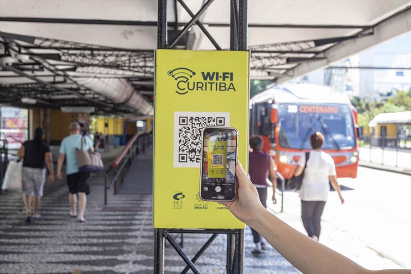 Promoção da inclusão digital dos curitibanos, com o Wi-fi Curitiba, internet pública gratuita em 310 pontos da cidade. Foto: Ricardo Marajó/SMCS