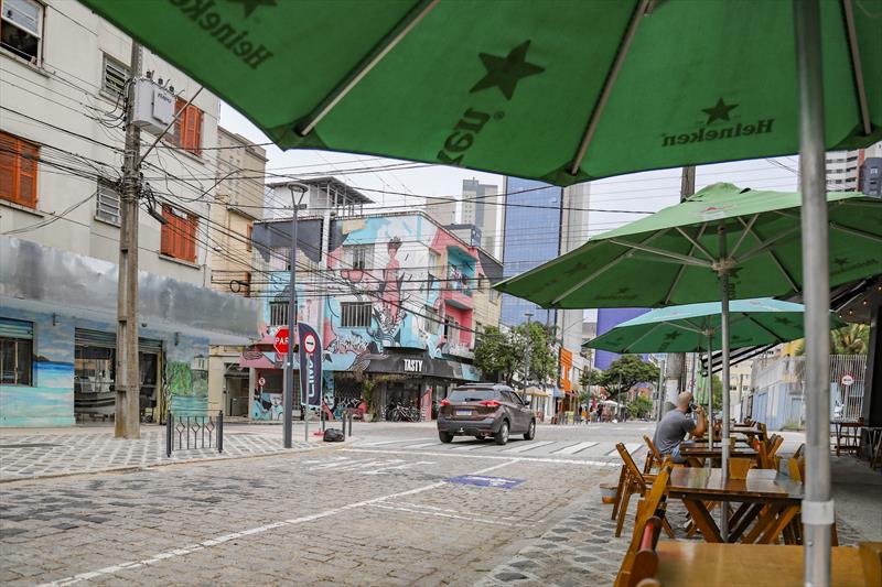 Vista geral da Rua Prudente de Moraes, recem revitalizada pela Prefeitura de Curitiba -  Curitiba, 16/11/2023 - Foto: Daniel Castellano / SMCS