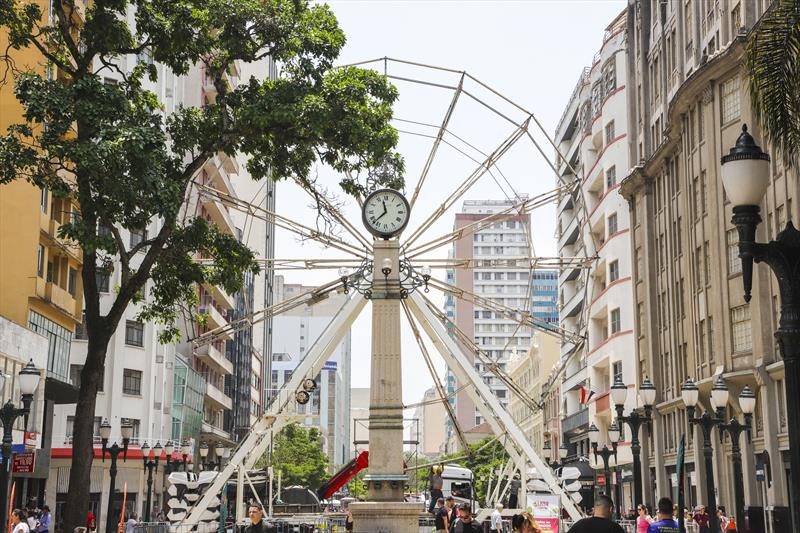 Roda-gigante do Natal de Curitiba é instalada no calçadão da Rua XV de Novembro. Curitiba, 18/11/2023. Foto: Hully Paiva/SMCS