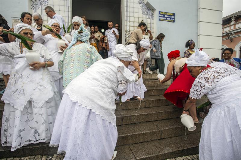 Cerimônia das Águas do Rosário, com a lavação das escadarias da Igreja do Rosário e cortejo pelo Largo da Ordem. Curitiba,20/11/2023. Foto: Ricardo Marajó/SMCS