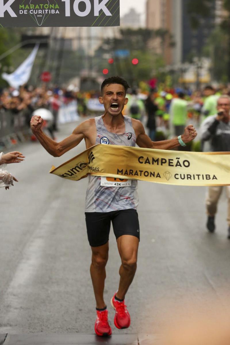 Ederson Vilela campeão da Maratona de Curitiba 2023. Curitiba, 20/11/2023. Foto: Gustavo Perim/Fotop/Global Vita Sports