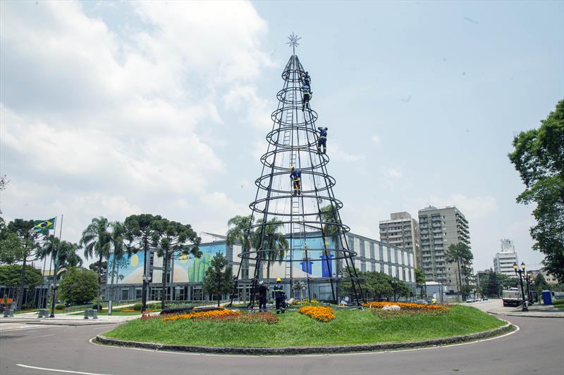 Natal de Curitiba ganha mais uma decoração com Árvore de Luz da Volvo. Curitiba, 17/11/2023. Foto: Ricardo Marajó/SMCS