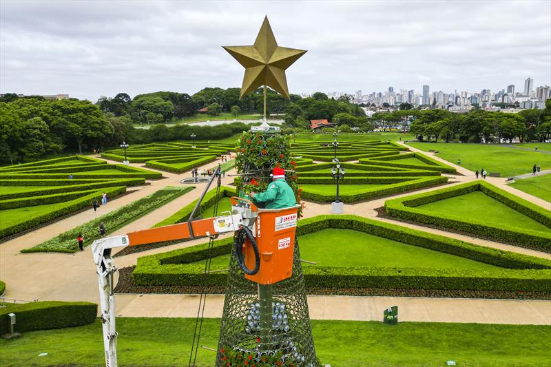 Árvore de Natal do Jardim Botânico de Curitiba ganha vida com cinco mil flores. Curitiba, 20/11/2023. Foto: Hully Paiva/SMCS