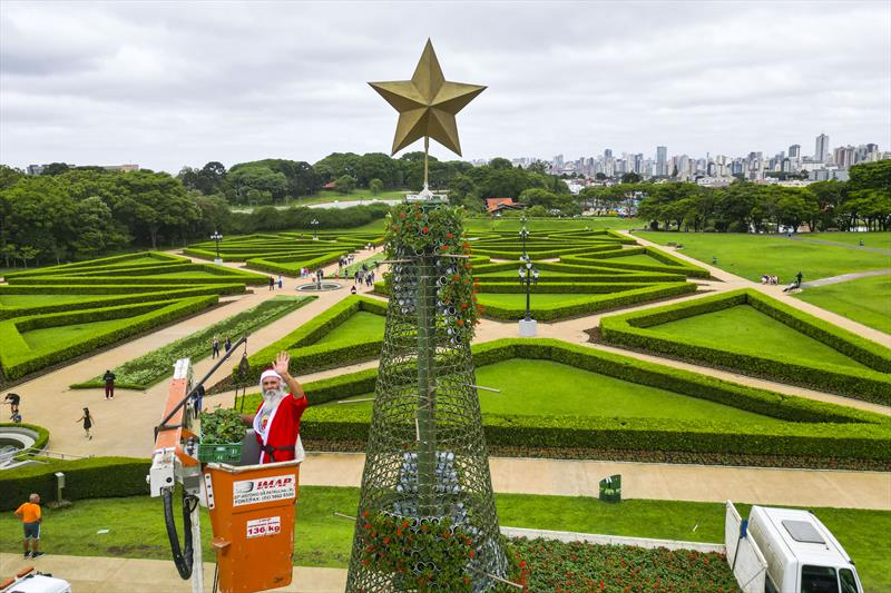 Árvore de Natal do Jardim Botânico de Curitiba ganha vida com cinco mil flores. Curitiba, 20/11/2023. Foto: Hully Paiva/SMCS