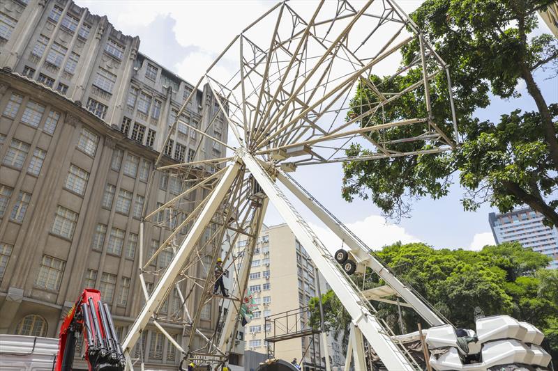 Roda-gigante do Natal de Curitiba é instalada no calçadão da Rua XV de Novembro. Curitiba, 18/11/2023. Foto: Hully Paiva/SMCS
