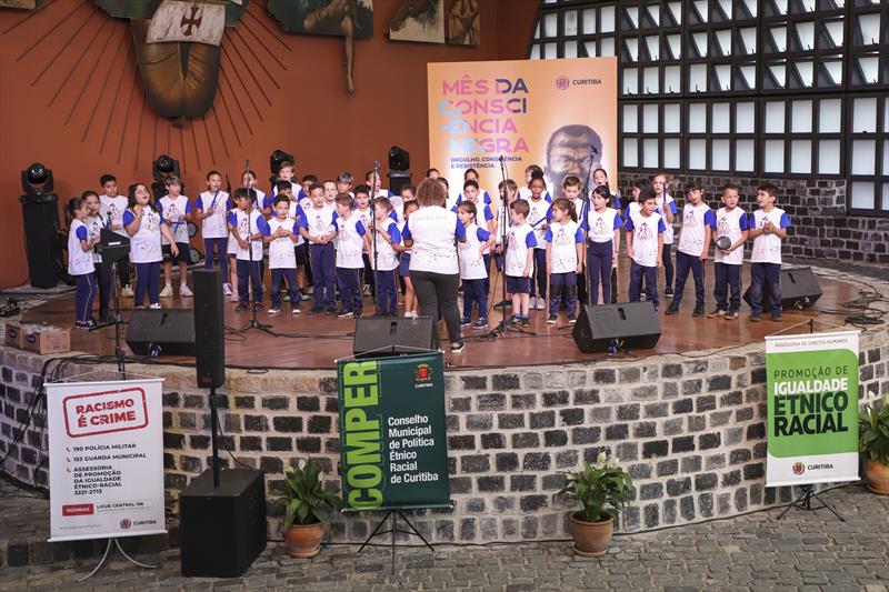 Crianças e adolescentes que fazem parte de corais, cantaram canções em línguas africanas no Memorial de Curitiba. Curitiba, 20/11/2023. Foto: Hully Paiva/SMCS