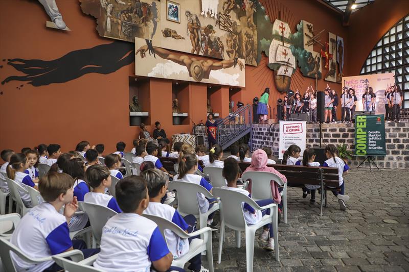 Crianças e adolescentes que fazem parte de corais, cantaram canções em línguas africanas no Memorial de Curitiba. Curitiba, 20/11/2023. Foto: Hully Paiva/SMCS