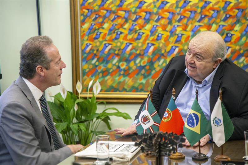 O prefeito Rafael Greca recebe, em seu gabinete, o prefeito de Aveiro (Portugal), Arthur Trauczynski. Curitiba,20/11/2023. Foto: Ricardo Marajó/SMCS
