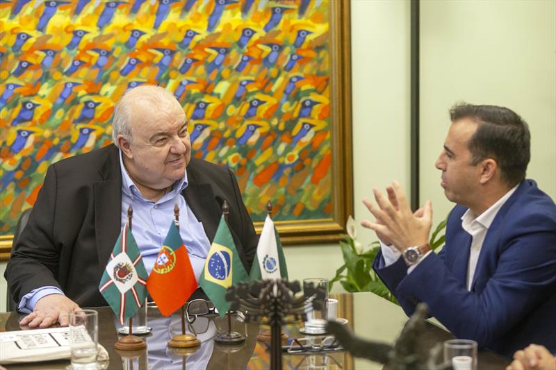 O prefeito Rafael Greca recebe, em seu gabinete ,  comitiva portuguesa. Curitiba,20/11/2023. Foto: Ricardo Marajó/SMCS
