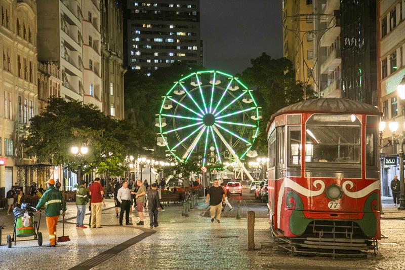 Testes de luz na Roda gigante instalada na Rua XV de Novembro para o Natal de Curitiba -  Curitiba, 20/11/2023 - Foto: Daniel Castellano / SMCS