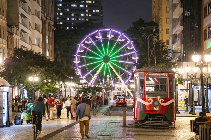 Testes de luz na Roda gigante instalada na Rua XV de Novembro para o Natal de Curitiba -  Curitiba, 20/11/2023 - Foto: Daniel Castellano / SMCS