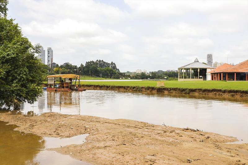 Início da dragagem no lago do Parque Barigui. Curitiba, 21/11/2023. Foto: Hully Paiva/SMCS