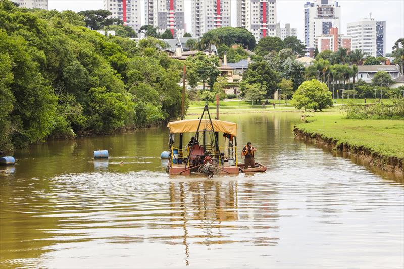 Início da dragagem no lago do Parque Barigui. Curitiba, 21/11/2023. Foto: Hully Paiva/SMCS