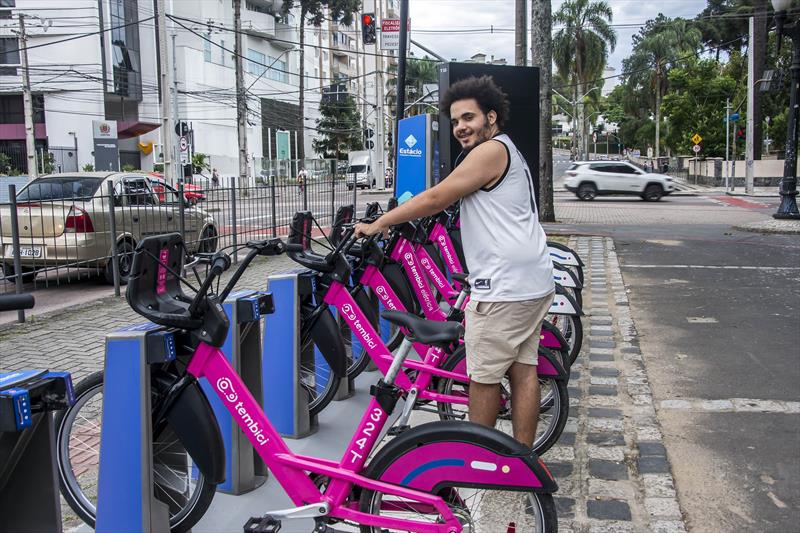 Curitibanos adotam bikes compartilhadas como opção de transporte sustentável. Na imagem, Robson Rocha. Curitiba, 13/11/2023
Foto: Levy Ferreira/SMCS