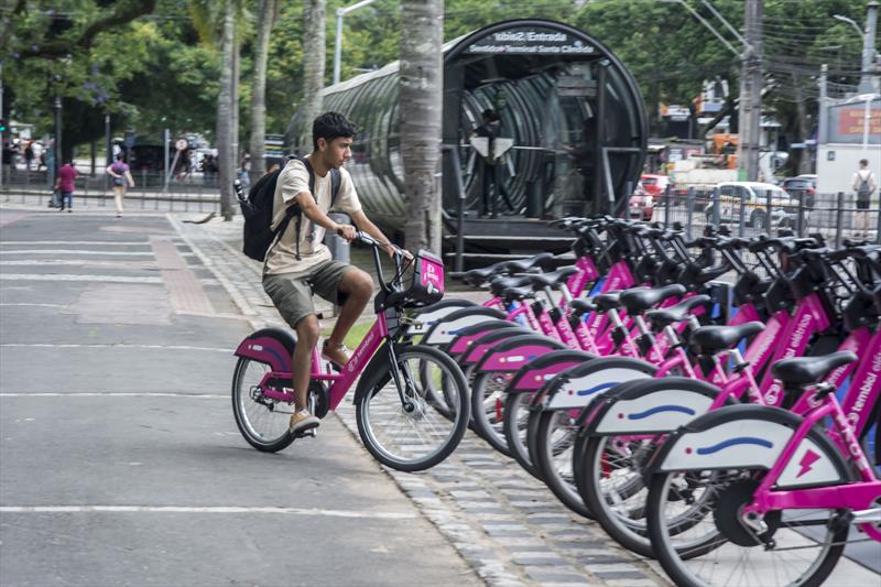 Curitibanos adotam bikes compartilhadas como opção de transporte sustentável. Na imagem, Thiago Oliveira Marinho. Curitiba, 13/11/2023
Foto: Levy Ferreira/SMCS
