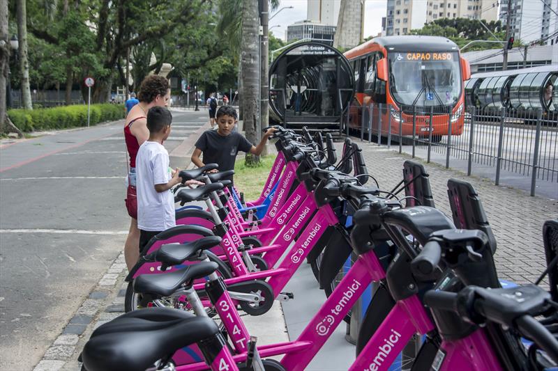 Curitibanos adotam bikes compartilhadas como opção de transporte sustentável. Curitiba, 13/11/2023
Foto: Levy Ferreira/SMCS