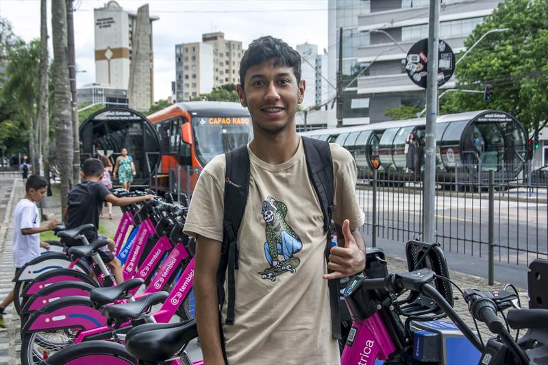 Curitibanos adotam bikes compartilhadas como opção de transporte sustentável. Na imagem, Thiago Oliveira Marinho. Curitiba, 13/11/2023
Foto: Levy Ferreira/SMCS