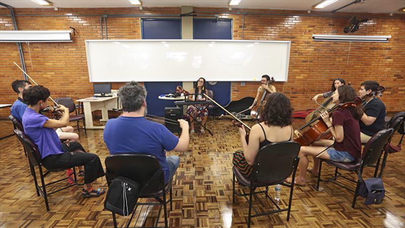 Alunos aproveitam aula da Oficina de Música de Curitiba. Foto: Cido Marques