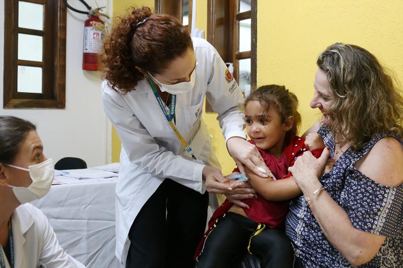 Equipe da Secretaria de Saúde vacinam crianças da rede municipal curitibana.Curitiba, 23/11/2023.Foto: Luiz Costa /SMCS.