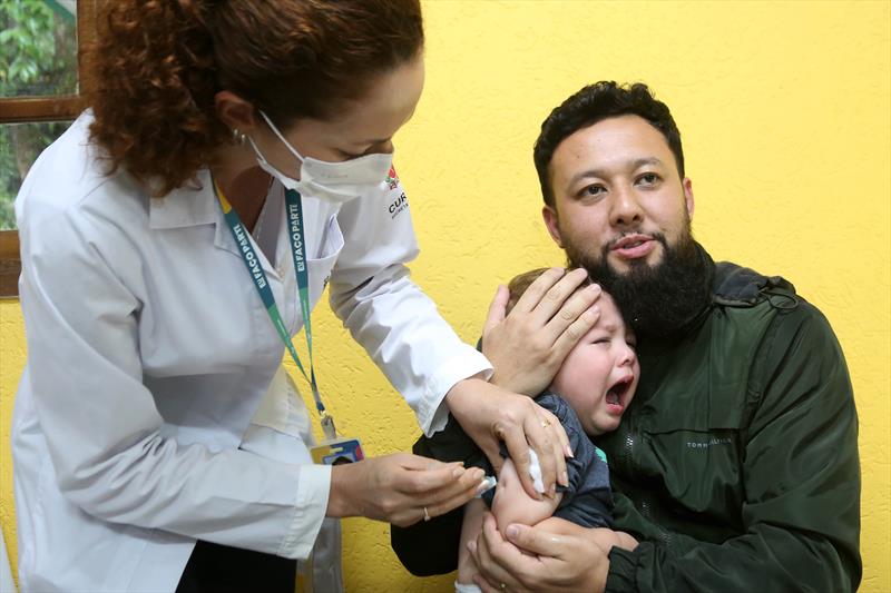 Equipe da Secretaria de Saúde vacinam crianças da rede municipal curitibana.Curitiba, 23/11/2023.Foto: Luiz Costa /SMCS.