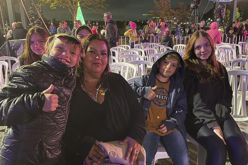 Auto Encontro de Emoções no Parque Barigui. Na imagem, a dona de casa Luci Rosa com a família. Curitiba, 26/11/2023. Foto:Renato Próspero/SMCS