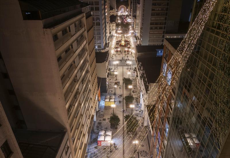 Calçadão da Rua XV vira corredor de Natal no coração de Curitiba. Curitiba, 24/11/2023. Foto: Ricardo Marajó/SMCS