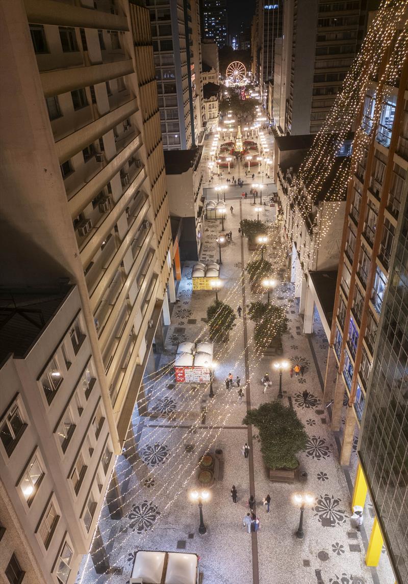 Calçadão da Rua XV vira corredor de Natal no coração de Curitiba. Curitiba, 24/11/2023. Foto: Ricardo Marajó/SMCS