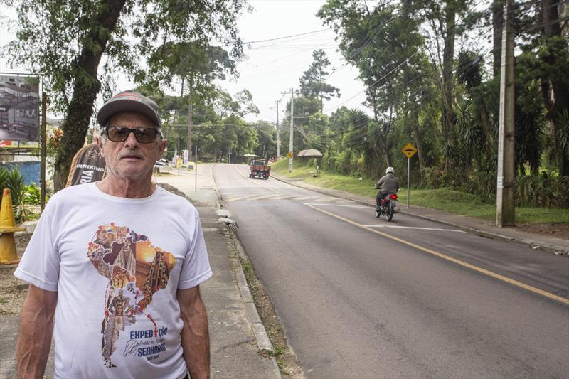 Regional Tatuquara recebe 36,5 km de asfalto em ruas de saibro.  Na imagem: O aposentado Luiz Contezini, 77 anos. Curitiba, 09/111/2023. Foto: Ricardo Marajó/SMCS