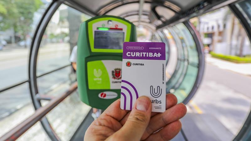 Já conhece o Curitiba+? Saiba como fazer o cartão-transporte de uso ilimitado fora do horário de pico. - Foto: Daniel Castellano / SMCS