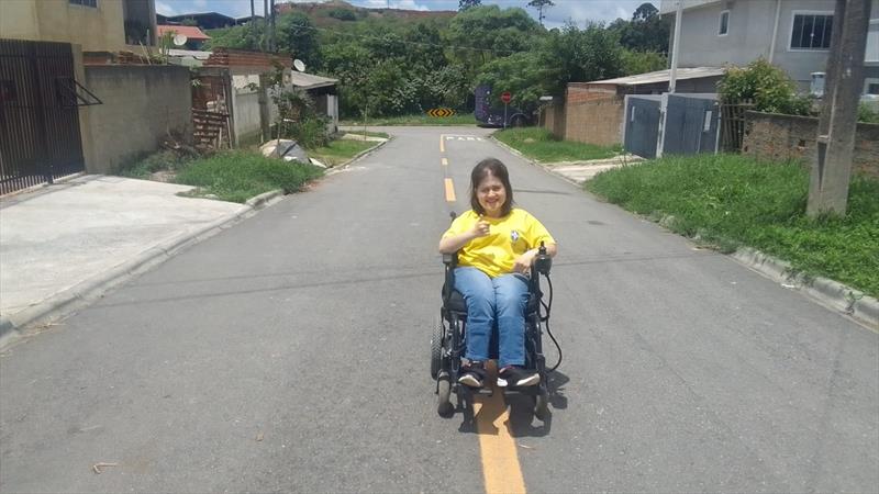 Thayana, de 24 anos, agora pode deslizar sua cadeira na rua, sem medo de danificar as rodas. 
Foto: Divulgação