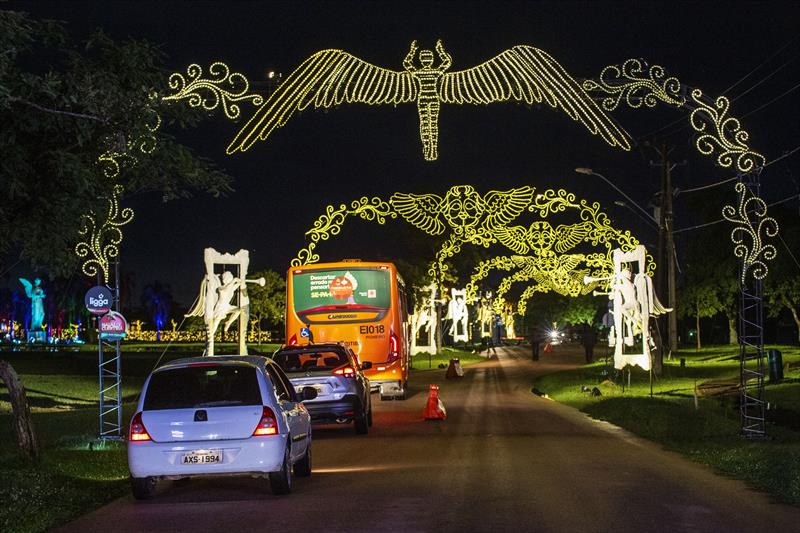 Drive-thru do Natal de Curitiba estreia nesta sexta no Parque Náutico. - Foto: Ricardo Marajó / SMCS