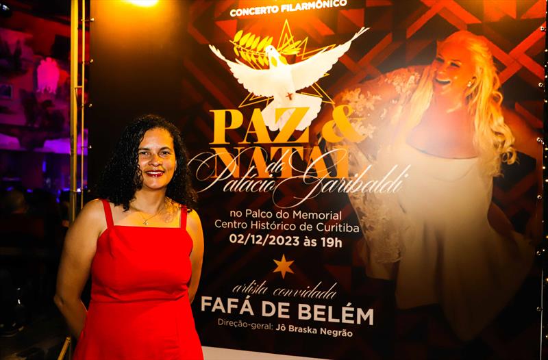 Fafá de Belém cantou no palco do Memorial de Curitiba e foi a grande atração do concerto Paz & Natal em Curitiba. Na imagem, a professora Minéia Caroline. Curitiba, 02/12/2023. Foto: Hully Paiva/SMCS