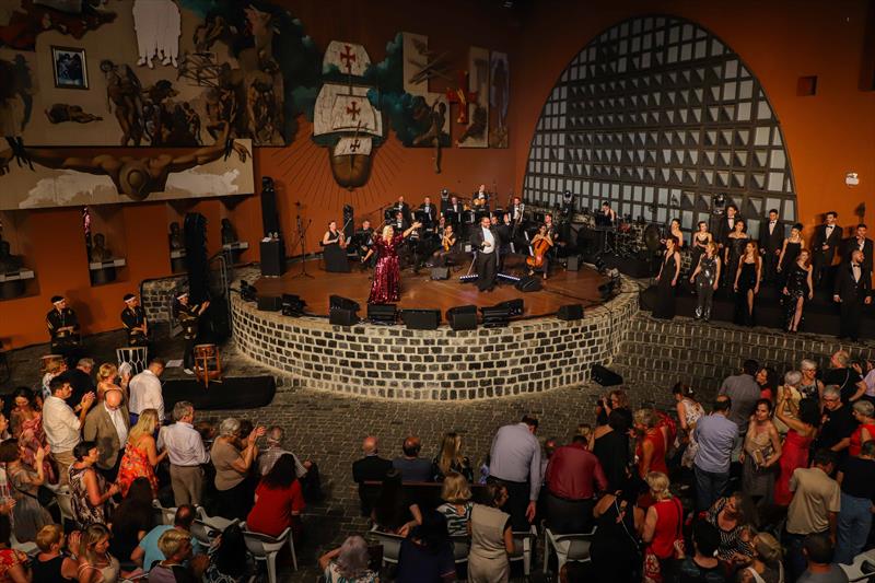Fafá de Belém cantou no palco do Memorial de Curitiba e foi a grande atração do concerto Paz & Natal em Curitiba. Curitiba, 02/12/2023. Foto: Hully Paiva/SMCS