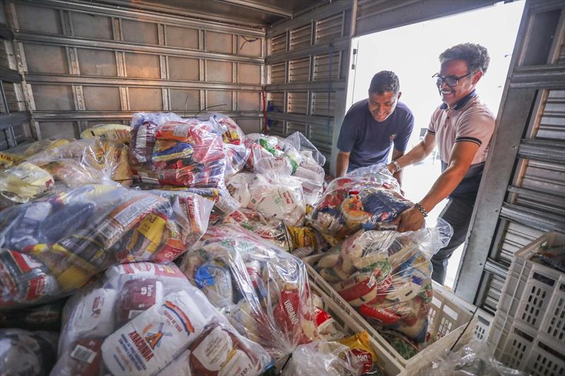 Entrega de 10 toneladas de alimentos arrecadados no evento Impacto Curitiba para o banco de alimentos de Curitiba -  Curitiba, 04/12/2023 - Foto: Daniel Castellano / SMCS