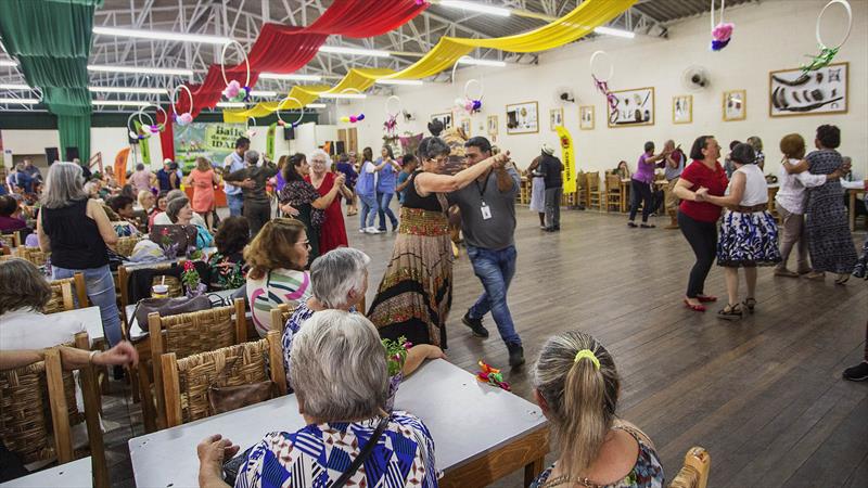 1600 idosos são esperados no Baile da Melhor Idade de Curitiba, que coroa reis e rainhas com música ao vivo e muita dança nesta quarta-feira. Foto: Ricardo Marajó/SMCS