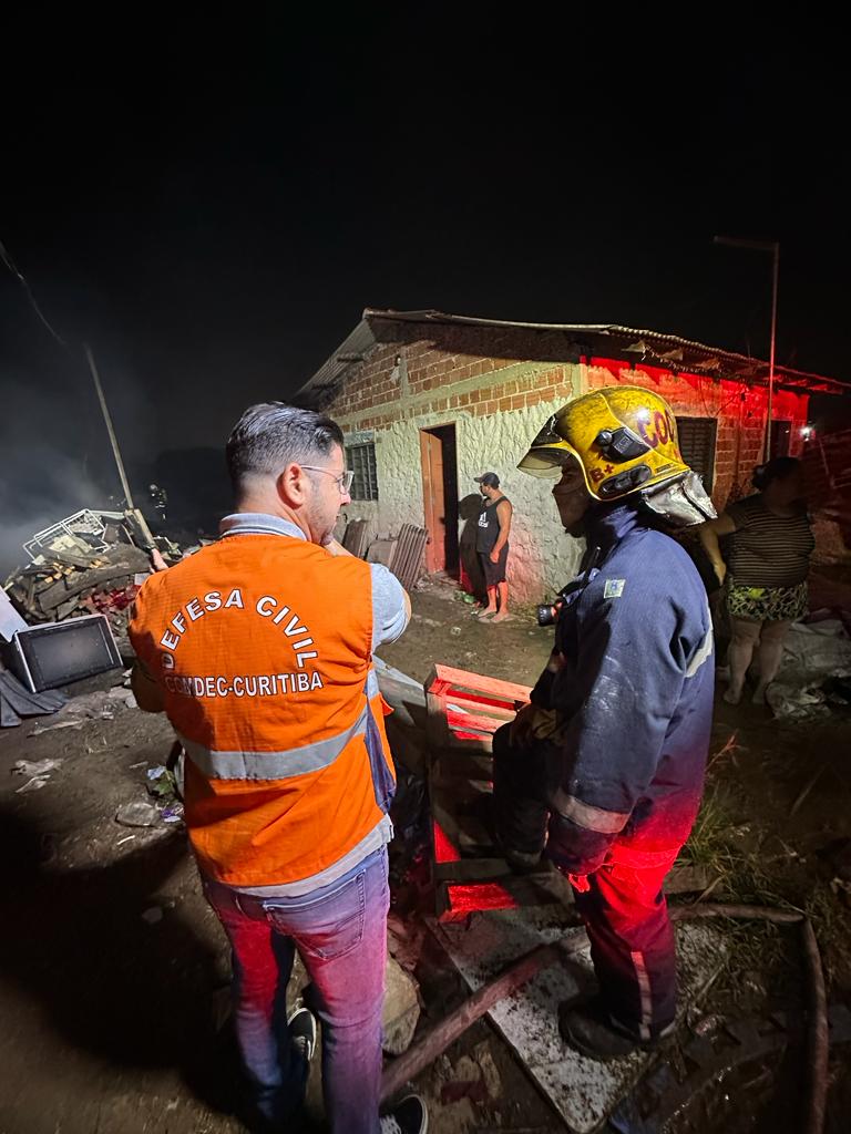 Prefeitura presta assistência às famílias atingidas por incêndio na Vila Pantanal. 
Foto: Divulgação