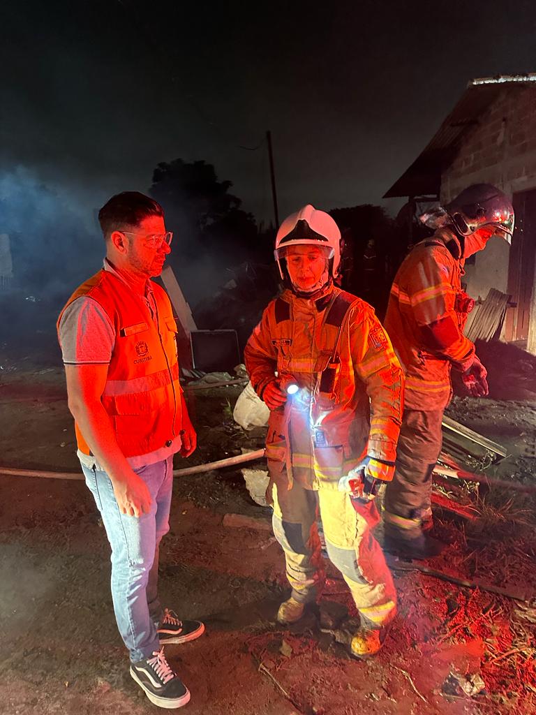 Prefeitura presta assistência às famílias atingidas por incêndio na Vila Pantanal. 
Foto: Divulgação