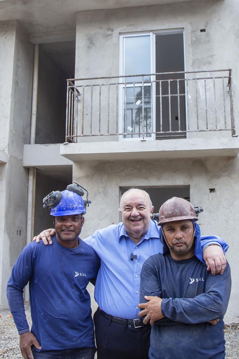 Prefeito Rafael Greca, vistoria  as obras das unidades habitacionais do Bairro Novo da Caximba. 05/12/2023. Foto: Ricardo Marajó/SMCS
