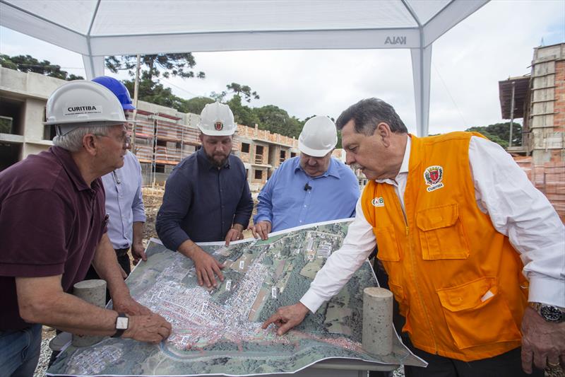 Presidente da Cohab, José Lupion Neto, mostra no mapa do projeto uma das áreas que estão sendo regularizadas. Curitiba,05/12/2023. Foto: Ricardo Marajó/SMCS