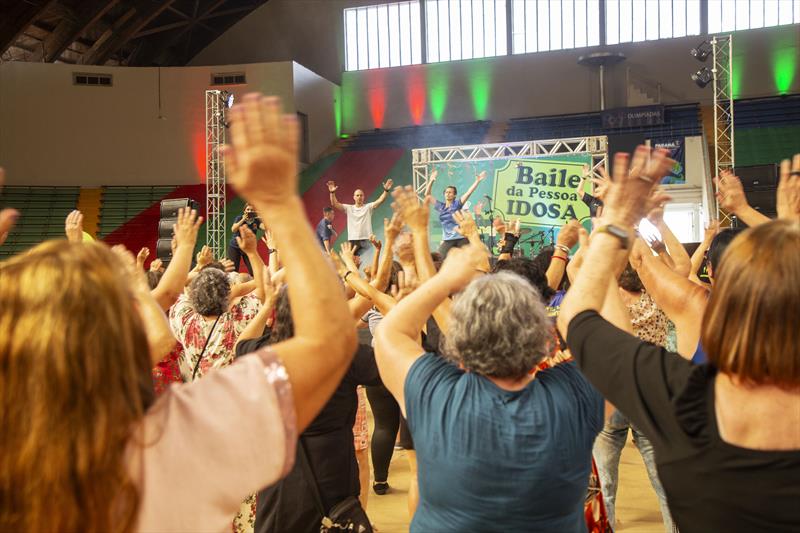 Baile da Melhor Idade de Curitiba, e coroaroação dos reis e rainhas. 05/12/2023. Foto: Ricardo Marajó/SMCS