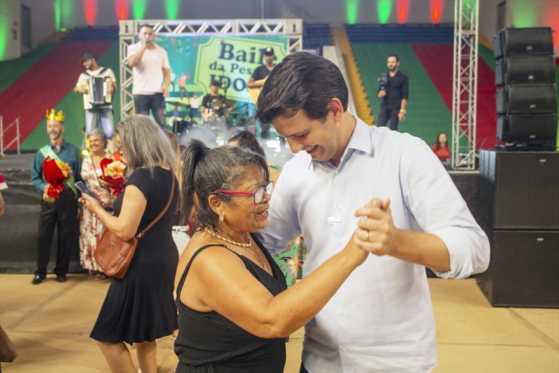 O vice-prefeito Eduardo Pimentel, participa do Baile da Melhor Idade de Curitiba, e coroaroação dos reis e rainhas. 05/12/2023. Foto: Ricardo Marajó/SMCS