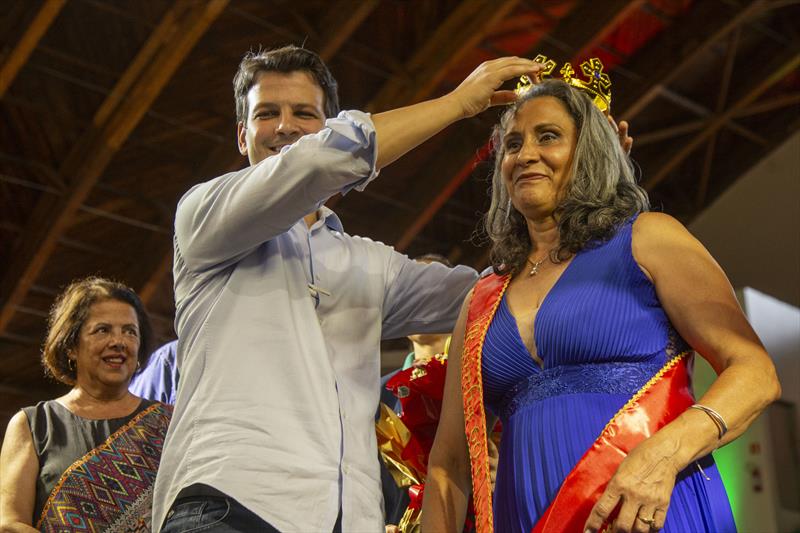 O vice-prefeito Eduardo Pimentel, participa do Baile da Melhor Idade de Curitiba, e coroaroação dos reis e rainhas. 05/12/2023. Foto: Ricardo Marajó/SMCS