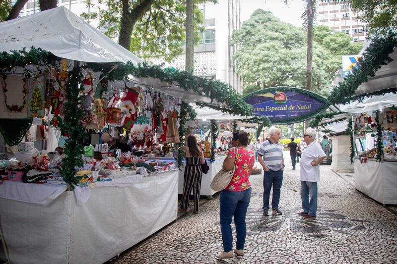 Artesãs da FAS encantam turistas na Feira Especial de Natal de Curitiba.  Foto: Sandra Lima