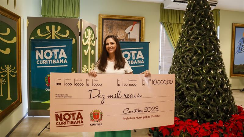 A ganhadora do prêmio do programa Nota Curitibana, Rosane Sutil. 
Curitiba, 07/12/2023. 
Foto: Rafael Silva