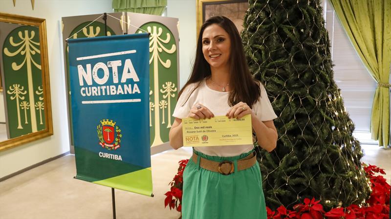 A ganhadora do prêmio do programa Nota Curitibana Rosane Sutil. 
Curitiba, 07/12/2023. 
Foto: Rafael Silva