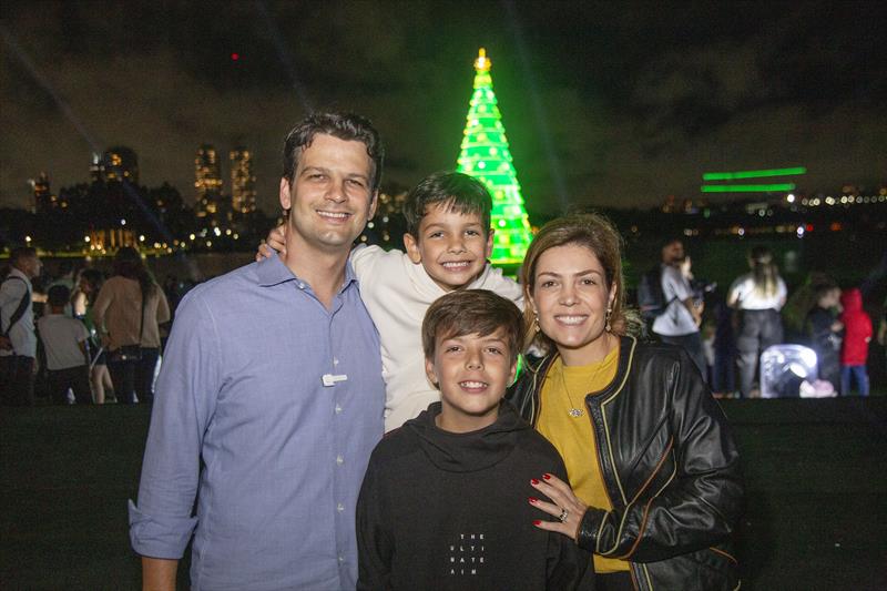 Vice-prefeito Eduardo Pimentel, acompanhado de sua família, assiste ao Show de Drones no Parque Barigui. Curitiba, 07/12/2023. Foto: Ricardo Marajó/SMCS