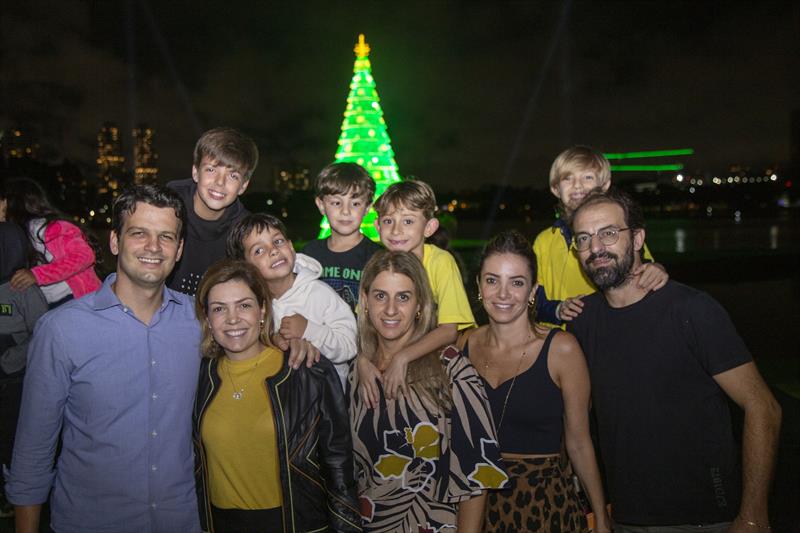 Vice-prefeito Eduardo Pimentel, acompanhado de sua família, assiste ao Show de Drones no Parque Barigui. Curitiba, 07/12/2023. Foto: Ricardo Marajó/SMCS