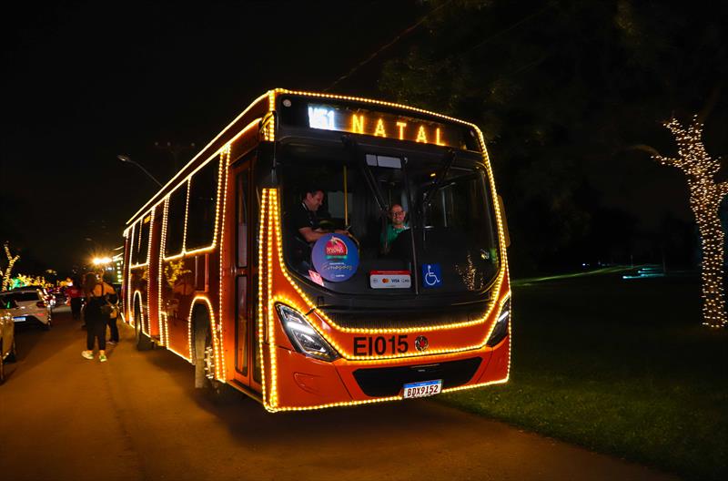 Quer conhecer atrações natalinas de Curitiba sem tirar o carro da garagem? Confira os roteiros de ônibus municipais. Curitiba, 03/12/2023. Foto: Hully Paiva/SMCS